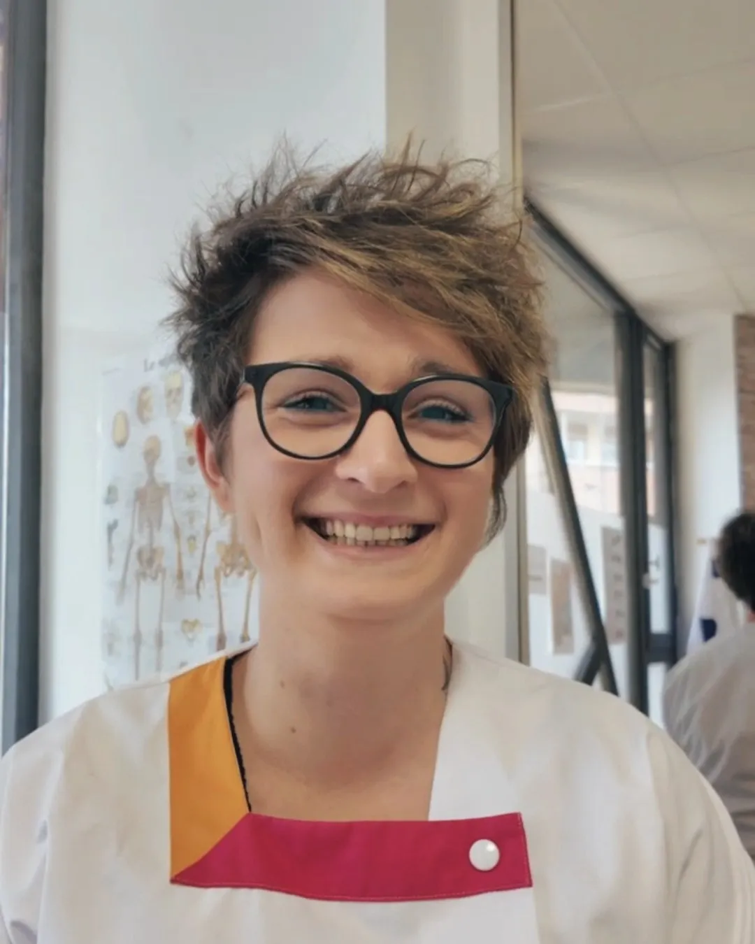 Paloma Willemin, fondatrice de Kyneocare, en blouse dans son cabinet